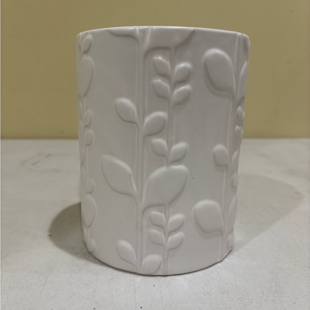 Beehive Pottery White Leaf Pattern Vase or Utensil Holder NWOT
